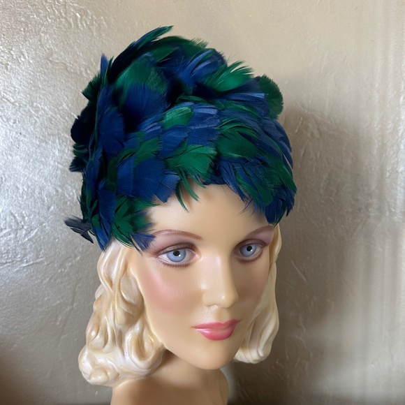 QUIRKY 1970s\' FLEXIBLE HAT MADE OF GREEN AND BLUE FEATHERS main image 10